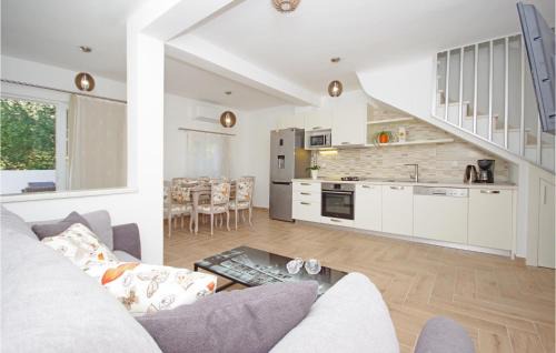 Drvenik House | Three-Bedroom Holiday Home In Drvenik