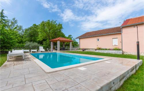Neoric House | Three-Bedroom Holiday Home In Neoric