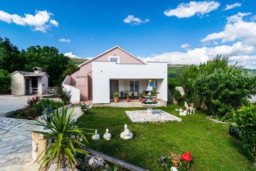 Dabar Villa | Three-Bedroom Holiday Home in Dabar