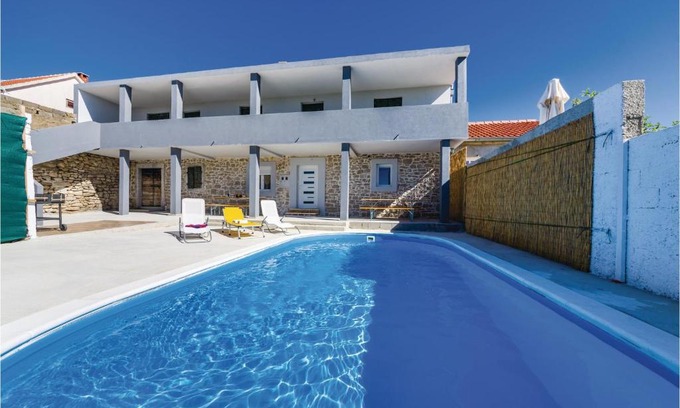 Velim House | Three-Bedroom Holiday Home in Nadin