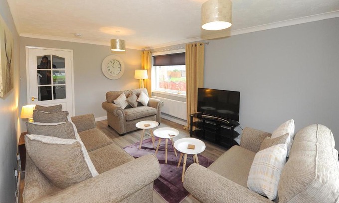 Tillicoultry House | Three Bedroom Spacious House