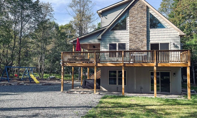 Albrightsville Ski Chalet | Three Level Luxury Chalet w/Hot Tub & Fireplace