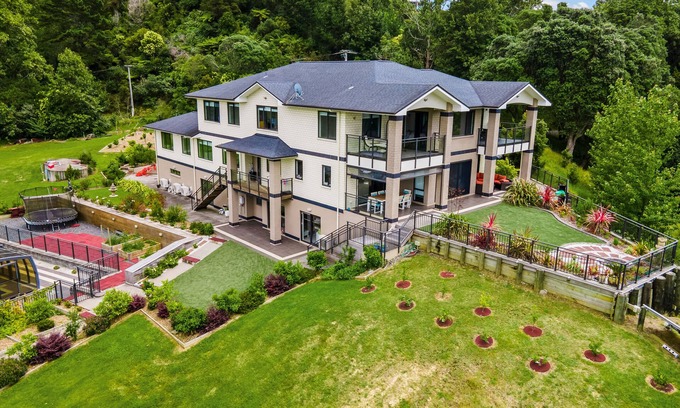 Auckland House | Three levels and home with covered swimming pool,tennis court,gym and games room