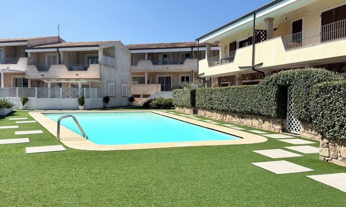 Palau Apartment | Three-room apartment Palau. Residence with swimming pool.