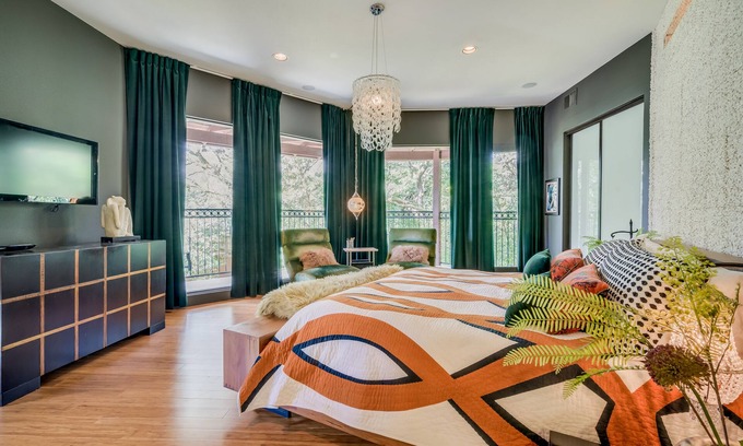 Cliff Over Lake Austin House | Three Story Contemporary in Central Austin