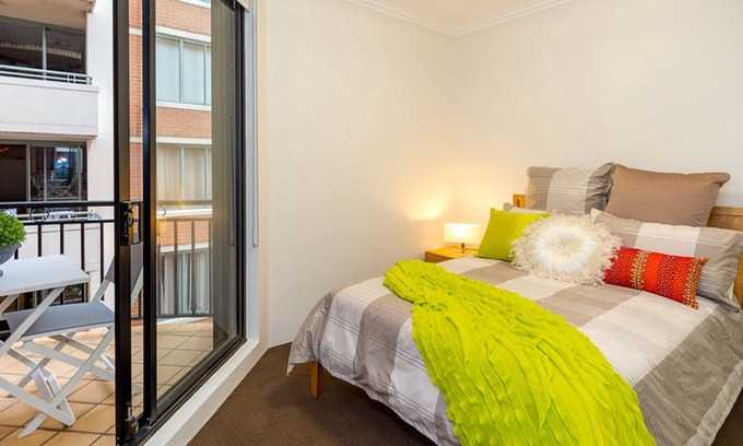 Darling Harbour Apartment | Thriving city location, dining hub near CBD