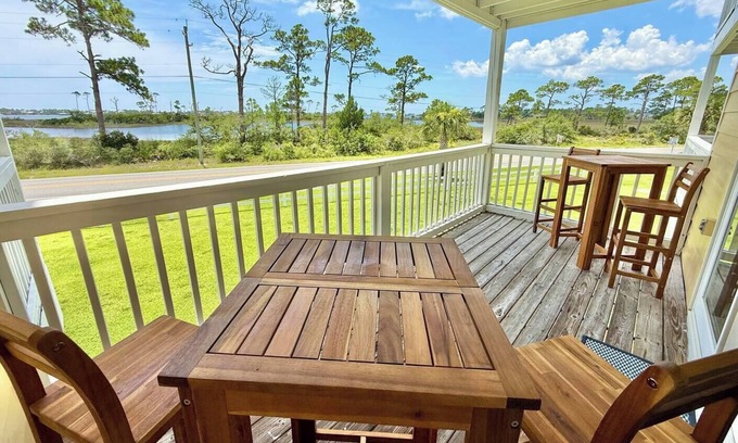 Innerarity Townhomes House | Tideaway: Great Views, 2 Kayaks, SUP, pool & more!