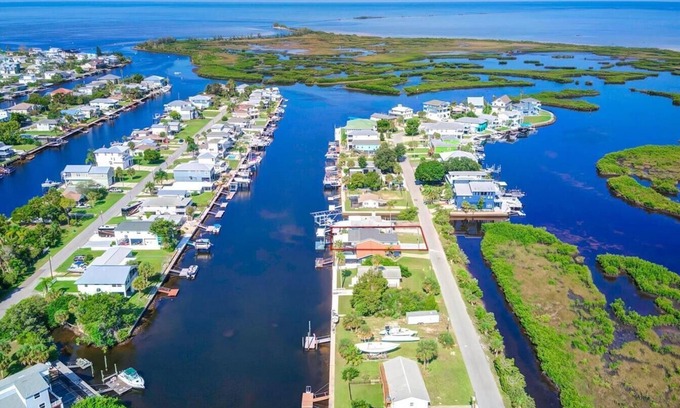 Spring Hill House | Tidewater: Bring your boat, backyard beach,kayaks.