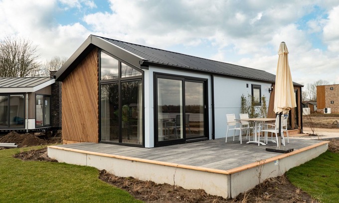 Kerkdriel Ski Chalet | Tidy chalet with dishwasher, near the river Maas