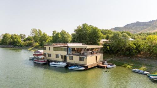 Turcoaia Hotel | Tiena Hotel Plutitor