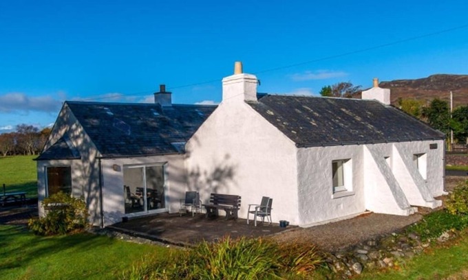 Benderloch Cottage | Tigh Grianach - a cottage that sleeps 6 guests in 3 bedrooms