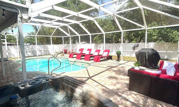 Largo House | TIKI BAR+SAUNA+HEATED POOL+HOT TUB! 7 MILES TO THE BEACH 3BD 2BA 2 KING BEDS!