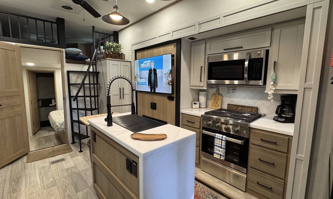 River Ranch RV Rental | Tiki "Glamping" unit fully stocked RV w/golf cart