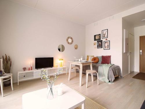 Vantaa City Centre Apartment | Tikkurila studio for 4 people next to the airport, private parking