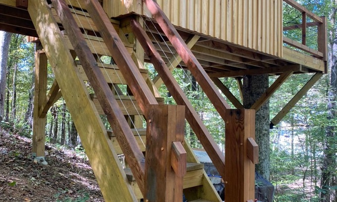 Juliette Cabin | Timber-frame treehouse along the Ocmulgee River; short drive from I-75