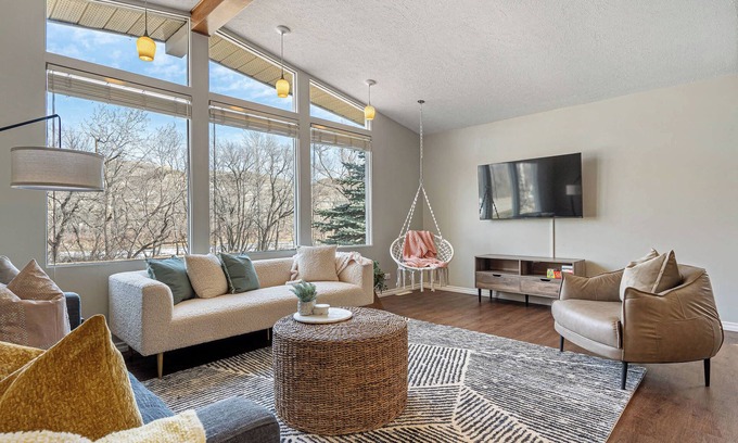 Drumheller House | Timber Valley | Centrally Located | Hot Tub & BBQ!