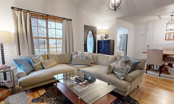 Fayetteville House | Timberline Cottage - NO checkout chores! 2 minutes to I-49, 8 minutes from UofA.