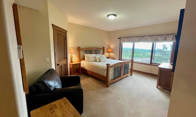 East Kootenay Condo | TimberStone 25 - Golf - Ski - Hike - Chill - Private Hot Tub - Sleeps 10