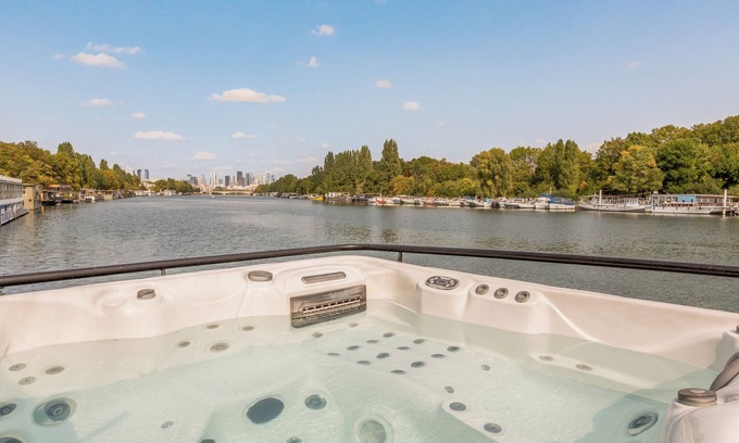 Saint-Cloud Boat Rental | Timeless barge in Paris sauna-hammam jacuzzi