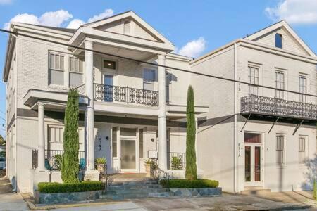 Saint Thomas Development Apartment | Timeless Elegance Historic NOLA Haven 2BD