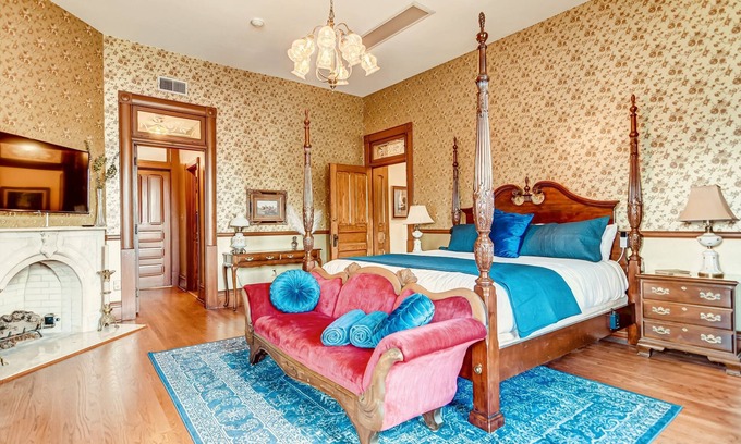 Springfield House | Timeless Elegance | Walk to Capitol & Attractions | Historic Luxury