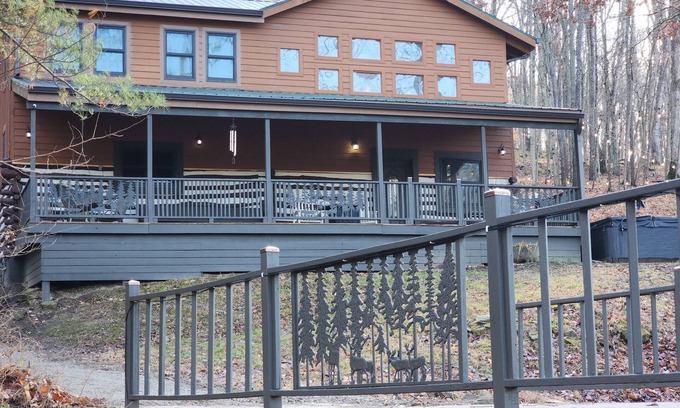 Gnaw Bone Cabin | TIMELESS IVORY LODGE: Cabin & creek, Hot Tub, 5min to Nashville! Pet friendly