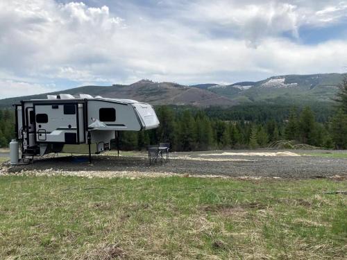 St. Maries House | Tiny Caravan Great for Couples with Landscape Views in Idaho