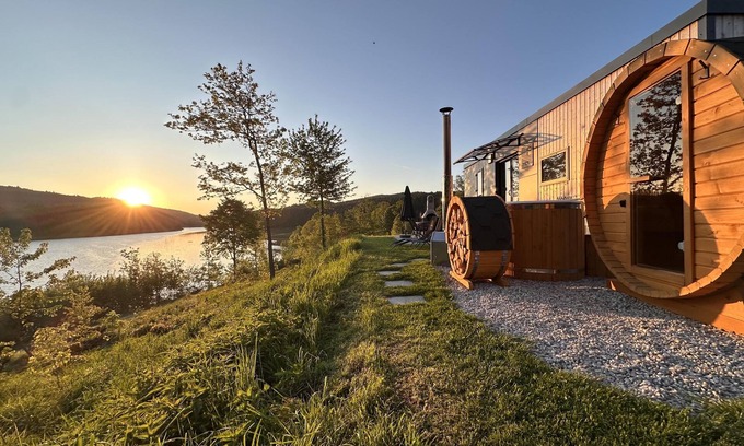 Neunburg vorm Wald Ski Chalet | Tiny Chalet by the Lake with Sauna & Hot Tub