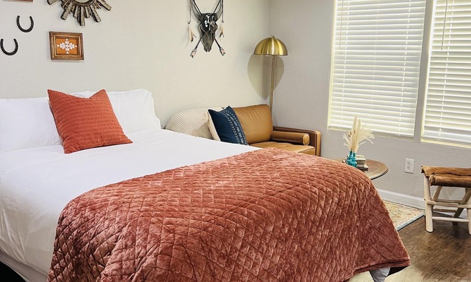 Carter Riverside House | Tiny home in Fort Worth. “Casita” - Cozy and cheerful home