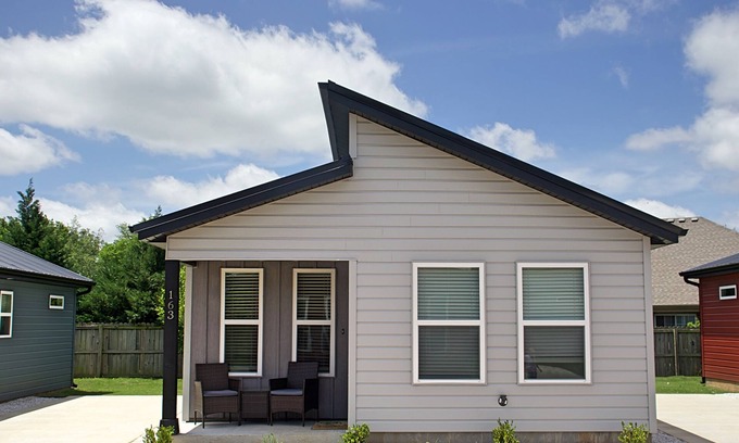 Centerton House | Tiny Home near MTB Trails, Wal-Mart HQ, Sleeps 6+
