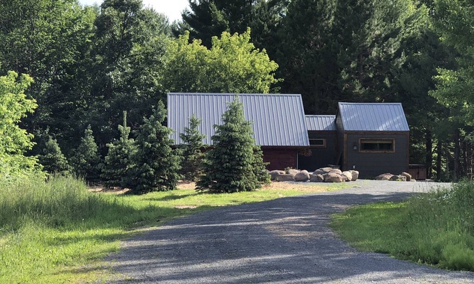 Siren House | Tiny Home on Snowshoe Creek & Little Wood Lake (RV parking with power)