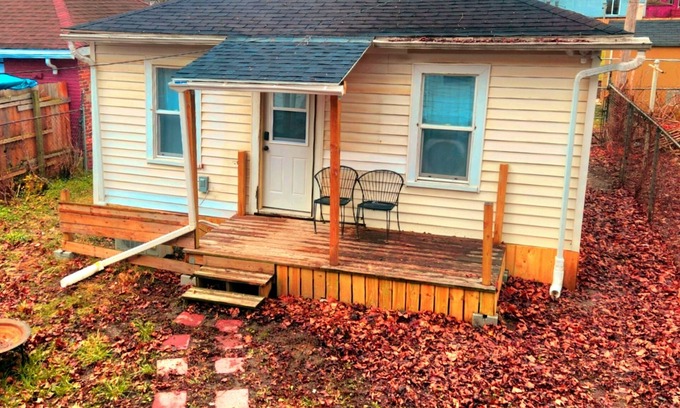 Detroit House | tiny house backyard cabin getaway in Detroit