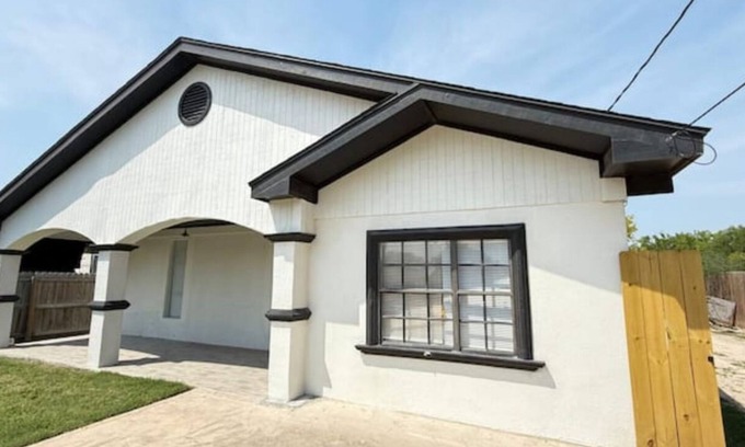 Edinburg House | Tiny Party House/Above Ground Pool/Backyard Fun!