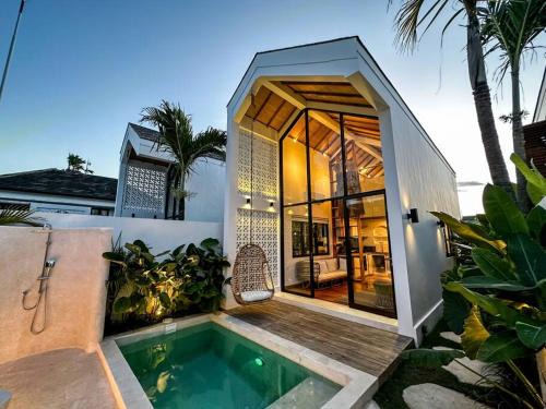 Beraban Villa | Tiny Villa Nyanyi - Architectural House 4 mins from Beach