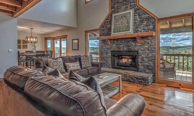 Blue Ridge Cabin | Toccoa Overlook - Modern | River Views | Hot Tub & Pool Table
