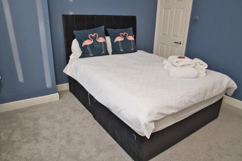 Ealing Common Apartment | Together in Ealing, Delightful 2-Bed Flat with Garden, Patio & Parking, Sleeps 5