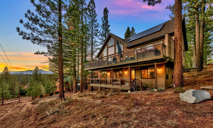 Montgomery Estates House | Toiyabe Luxury 6BR + Loft, 5BA, Spa,8 Min to Ski