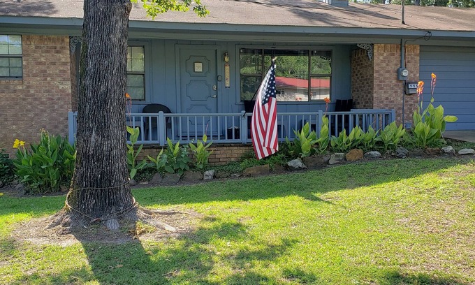 Negreet House | Toledo bend lake view home quiet neighborhood community boat launch.