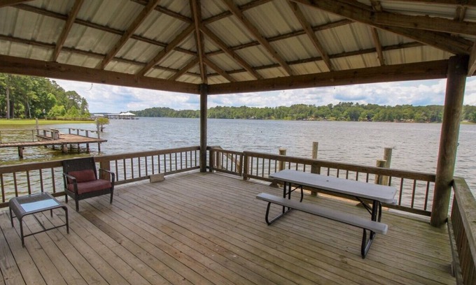 Negreet House | Toledo Bend Sleeps 9 3 Bedrooms 2 Baths Deck over lake