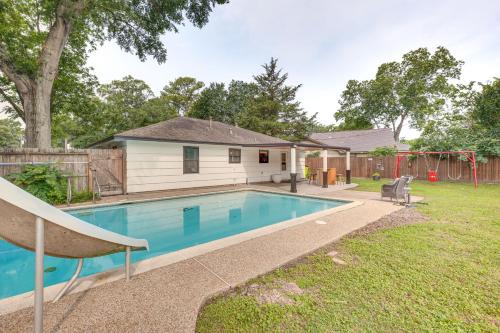 Tomball House | Tomball Home with Game Room Walk to Main Street!