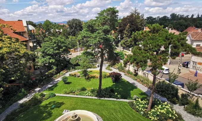 Ujpest Hotel | Toni Villa