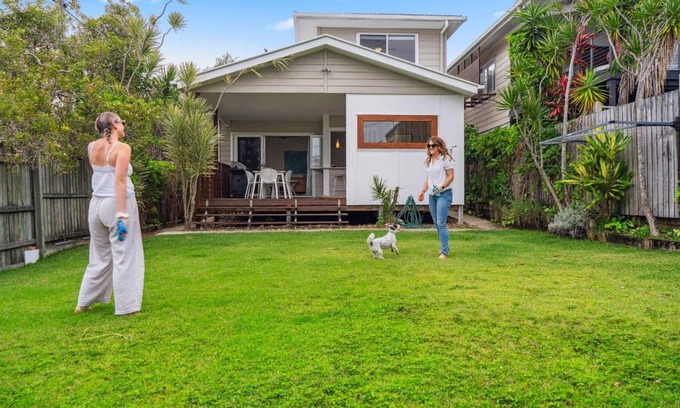 Dicky Beach House | Tooway Beach House Walk to beach & Pet-friendly