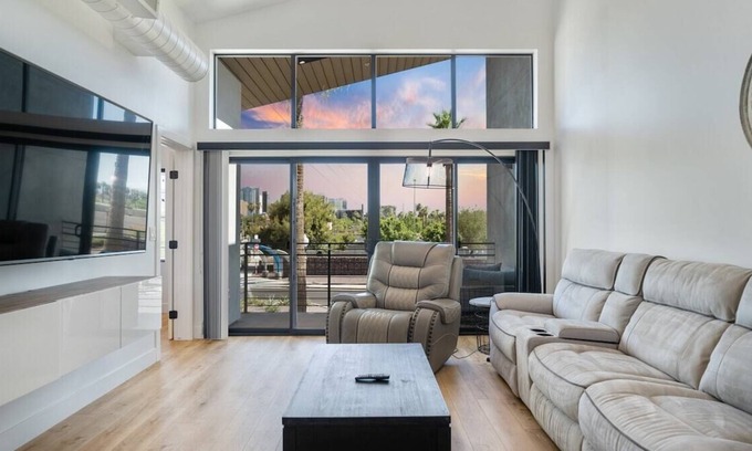 Roosevelt House | Top Corner Penthouse| City Views | 2 Lux King Beds