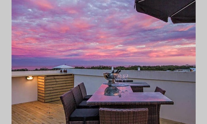 Casuarina Apartment | Top-floor beachside apartment with views