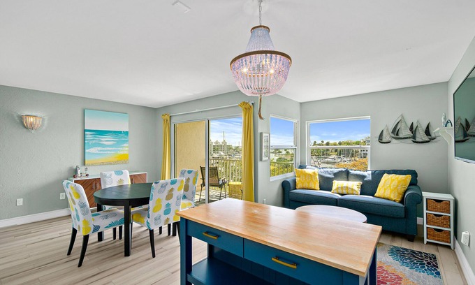 Melbourne Condo | Top Floor - Downtown Condo with Marina Waterfront View
