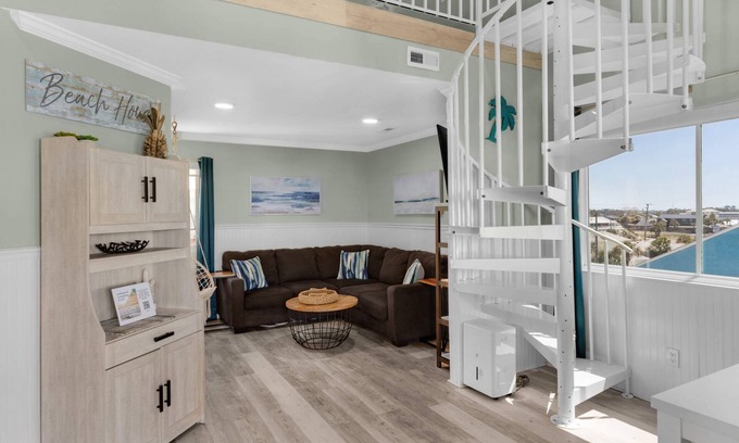 Holiday Beach Condo | Top-floor getaway w/balcony, designated parking, and complimentary activities!