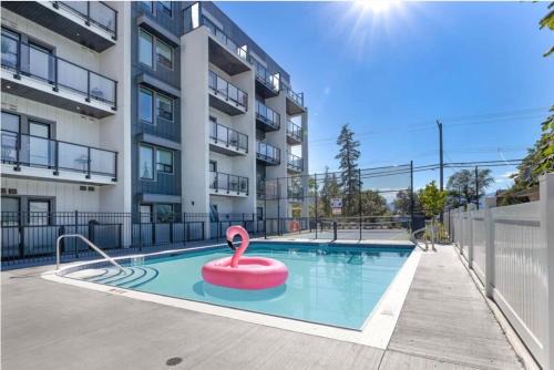 Vernon House | Top Floor Lakeshore Views Near Skiing