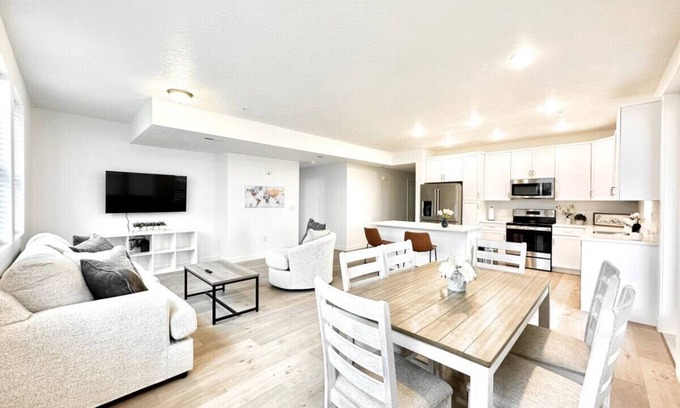 West Jordan Apartment | Top Floor Luxury Condo