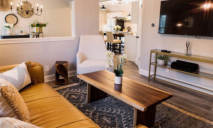 Geneva Apartment | Top floor of 2 flat! Newly remodeled 2 bed, 1.5 bath unit