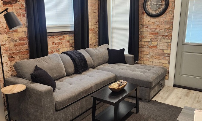 Central City Apartment | Top Floor Retreat-Fast Internet